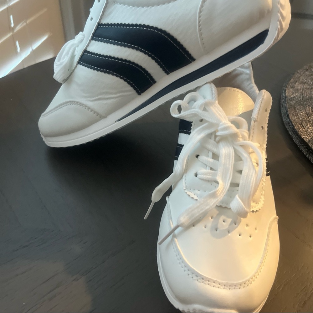 Women’s Stylish White and Black Sneakers size 8 - Picture 4 of 5